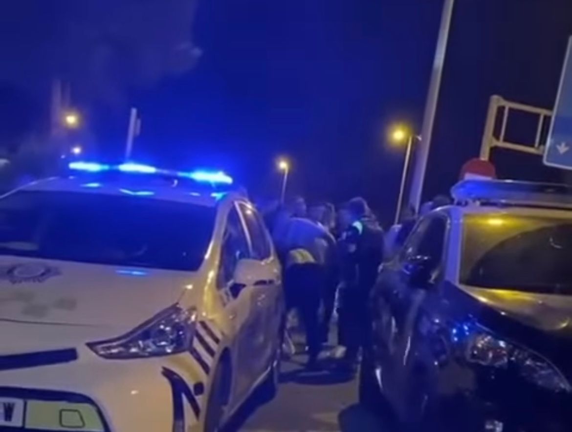 "Fue de locos. Me tiraron al suelo y me pisotearon. Pasamos bastante miedo" - WhatsApp Image 2022 07 18 at 3.11.36 PM Momento en el que la Policía llega a Opium para interceptar a los presuntos autores del tiroteo.