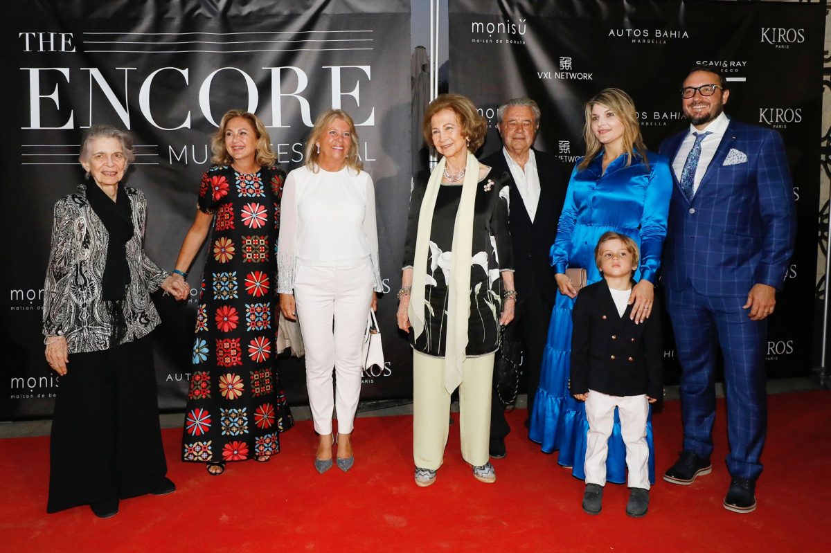 La reina Sofía posa con la alcaldesa de Marbella, el duque de Sevilla, Sophie de Borbón-Karoly, Fran de Borbón y su hijo.