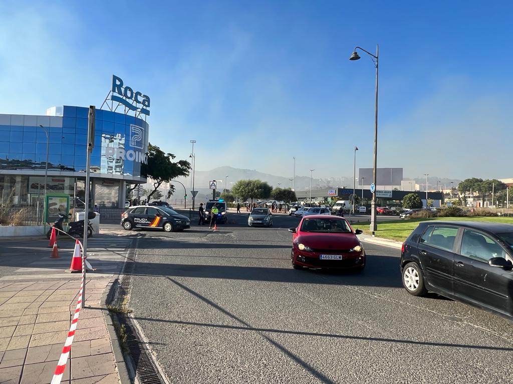 "Estepona se convirtió ayer en una ratonera con las salidas cortadas por el incendio" - WhatsApp Image 2022 07 27 at 11.35.58 AM Rotonda de la Av Juan Carlos I durante el incendio en el polígono industrial de Estepona. / D.MACÍAS