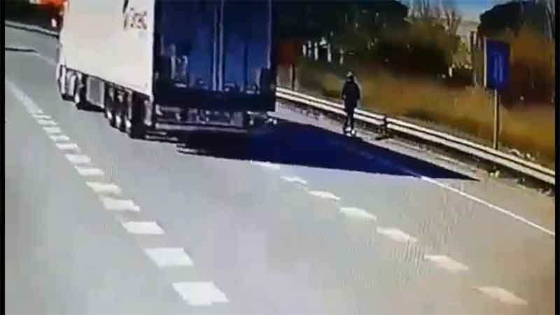 Denunciada por circular con un patinete eléctrico por la autopista AP-7 entre San Pedro y Estepona - patinete ap 7 Denunciada por circular con un patinete eléctrico por la autopista AP-7 entre San Pedro y Estepona - patinete ap 7