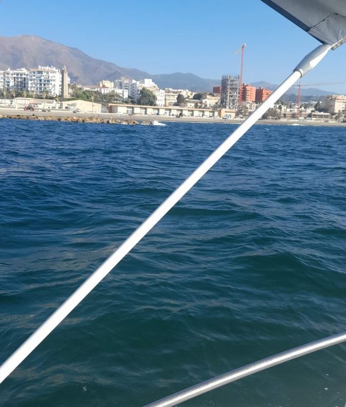 Los barcos ‘quitanatas’ despejan la costa de Manilva dejando aguas saludables y playas limpias