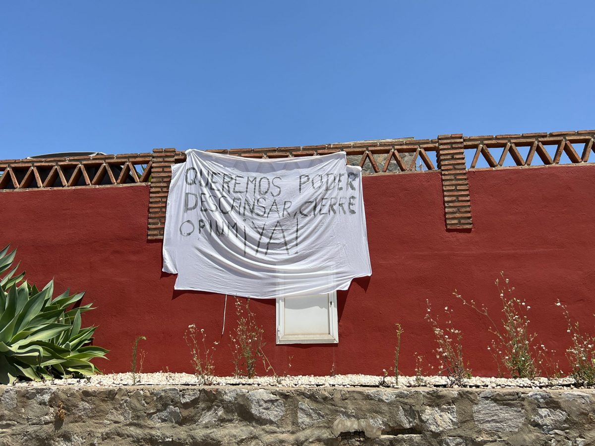 Los vecinos de Opium acusan al concejal de Seguridad Ciudadana de no querer atenderlos - WhatsApp Image 2022 07 27 at 1.48.17 PM Cartel en la urbanización El Real por parte de los vecinos pidiendo el cierre de Opium.