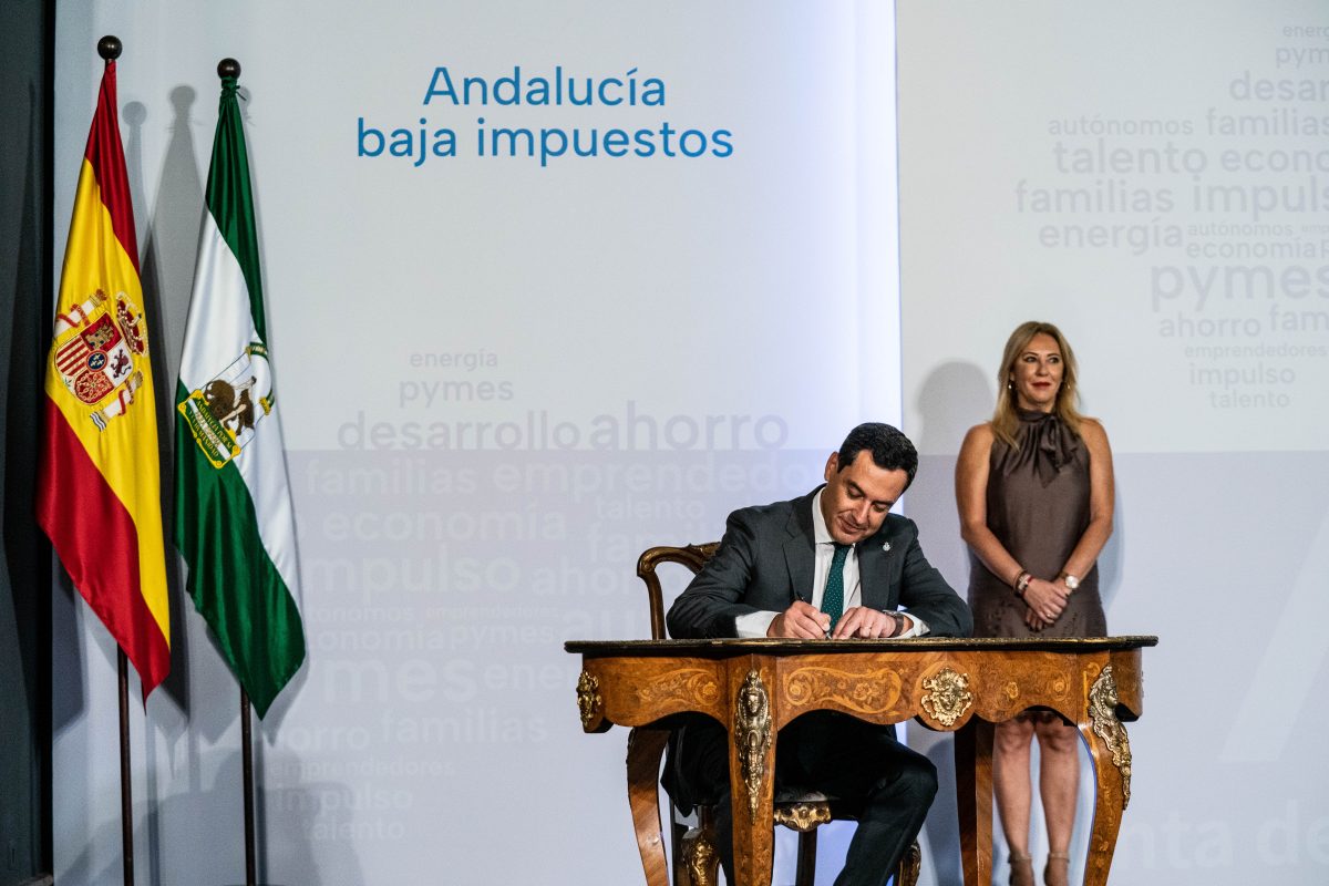 Moreno firma el decreto de rebaja fiscal: Andalucía ya es la segunda comunidad con menos impuestos - 220921 JMM Decreto 3 Moreno firma el decreto de rebaja fiscal: Andalucía ya es la segunda comunidad con menos impuestos - 220921 JMM Decreto 3