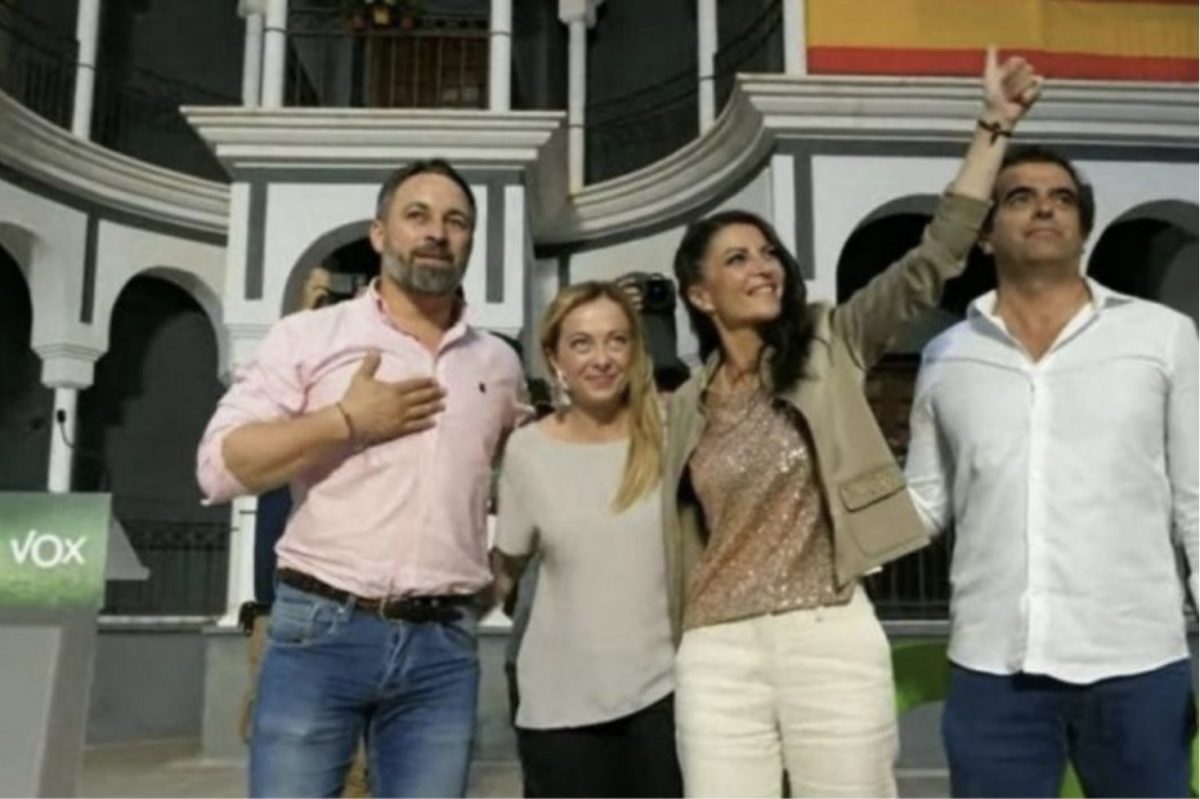 Italia dice sí a la derecha alineada a Vox de Giorgia Meloni - Captura de Pantalla 2022 09 26 a las 19.00.19 Giorgia Meloni entre Santiago Abascal y Macarena Olona, en el mitin político en Marbella el pasado mes de junio.