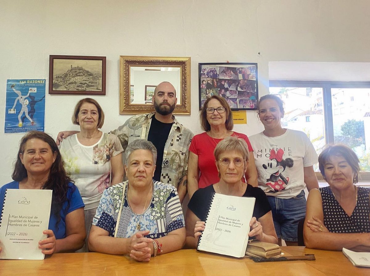 Casares presenta el I Plan de Igualdad a la Asociación de mujeres Grecina de Villaraguz - Igualdad