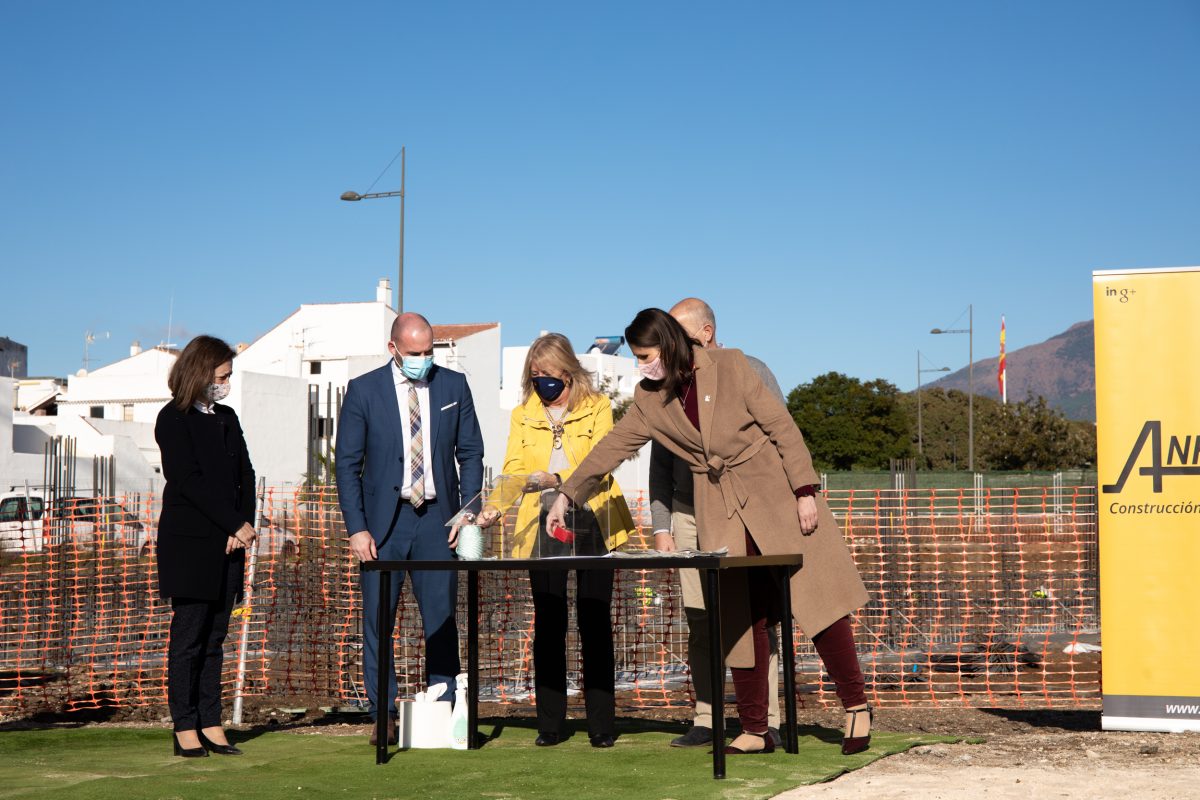 IU cree que la apertura del nuevo instituto de San Pedro Alcántara llega "sin cubrir las necesidades básicas" - Primera piedra