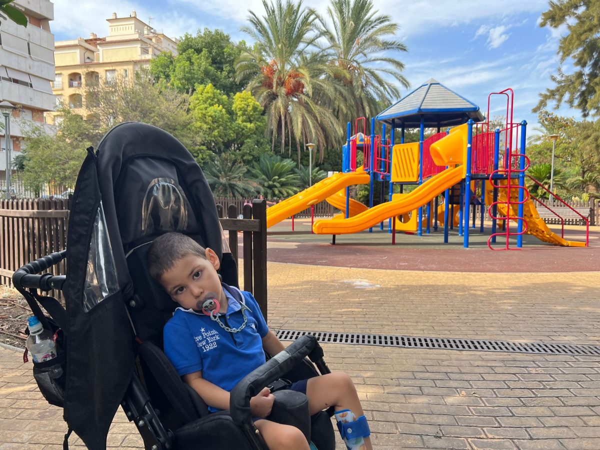 Una madre pide columpios inclusivos en Estepona para los pequeños con diversidad funcional - WhatsApp Image 2022 09 20 at 5.51.04 PM Mario, junto a los columpios de parque central en Estepona. / D.MACÍAS