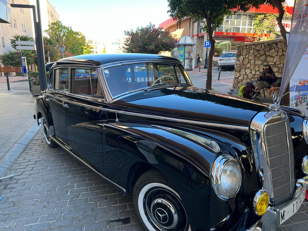 Casi medio centenar de coches históricos anteriores a la década de los 60 llegan a la Costa del Sol - WhatsApp Image 2022 09 28 at 2.58.16 PM Coche histórico durante la presentación de la ruta. / D.MACÍAS