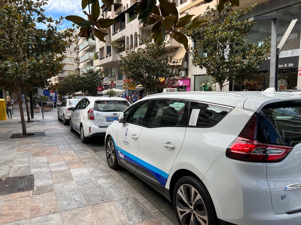 Un taxista de Marbella es agredido con un cúter por dos pasajeros - WhatsApp Image 2022 09 29 at 4.49.22 PM Parada de taxis esta mañana en la Avenida Ramón y Cajal, Marbella. / D.MACÍAS