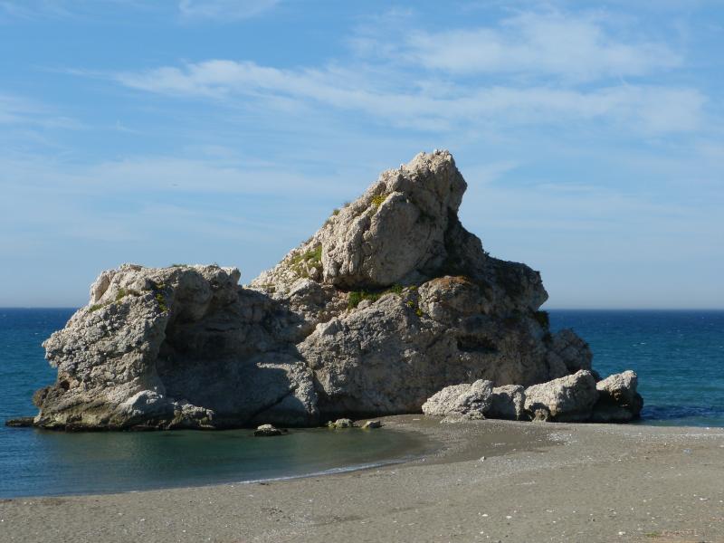 Un joven podría quedarse parapléjico tras tirarse al agua desde una roca en el Peñón del Cuervo - arc 172060 g Peñón del cuervo