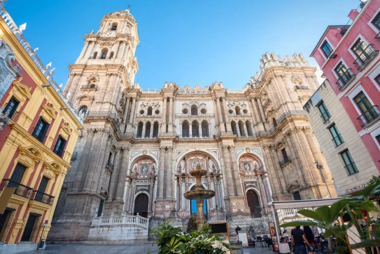 El Papa Francisco destaca el hermanamiento Málaga-Sevilla en la Gran Procesión de Roma 2025 - catedral malaga patinete Catedral de Málaga