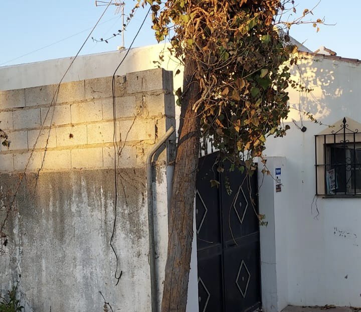 Vecinos del Velerín denuncian que no se haya retirado aún el poste de madera que cayó sobre una vivienda - image 6487327 El poste de madera sobre la vivienda en El Velerín.