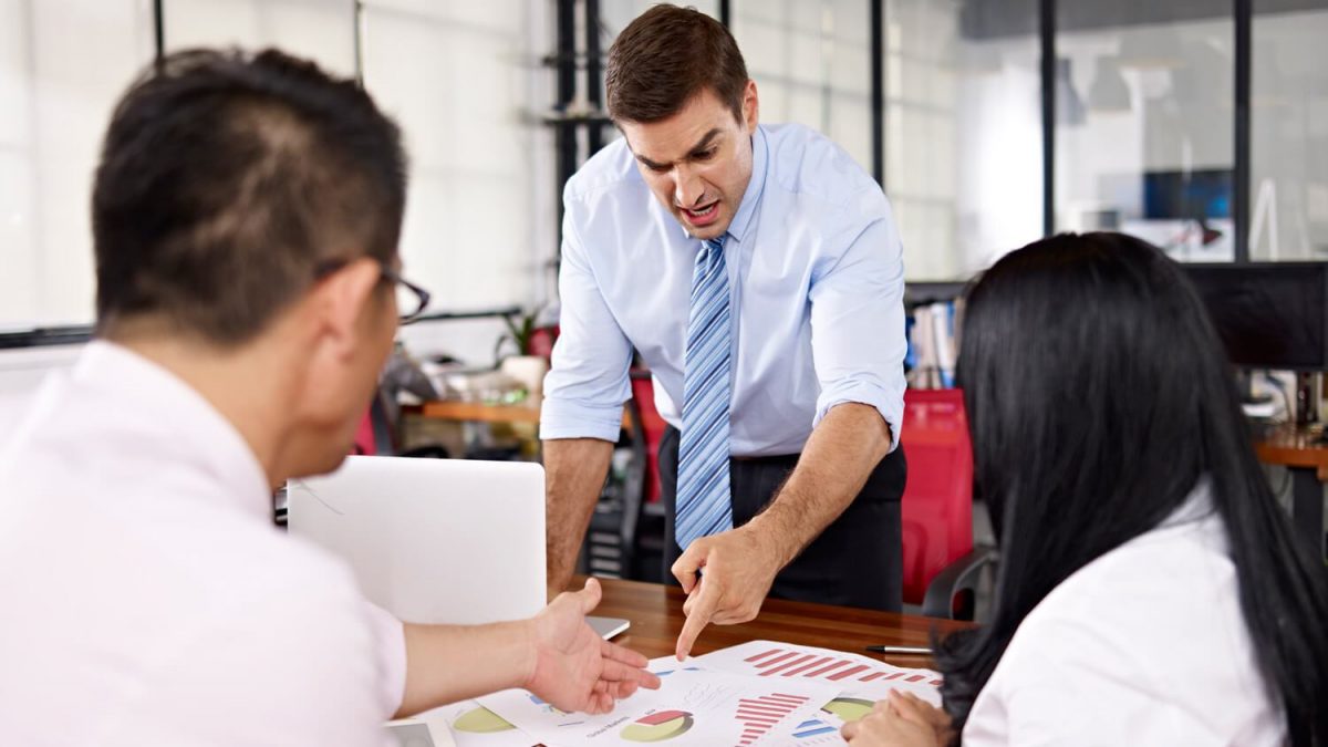 Desactivar conversaciones agresivas con inteligencia emocional - personas discutiendo Desactivar conversaciones agresivas con inteligencia emocional - personas discutiendo