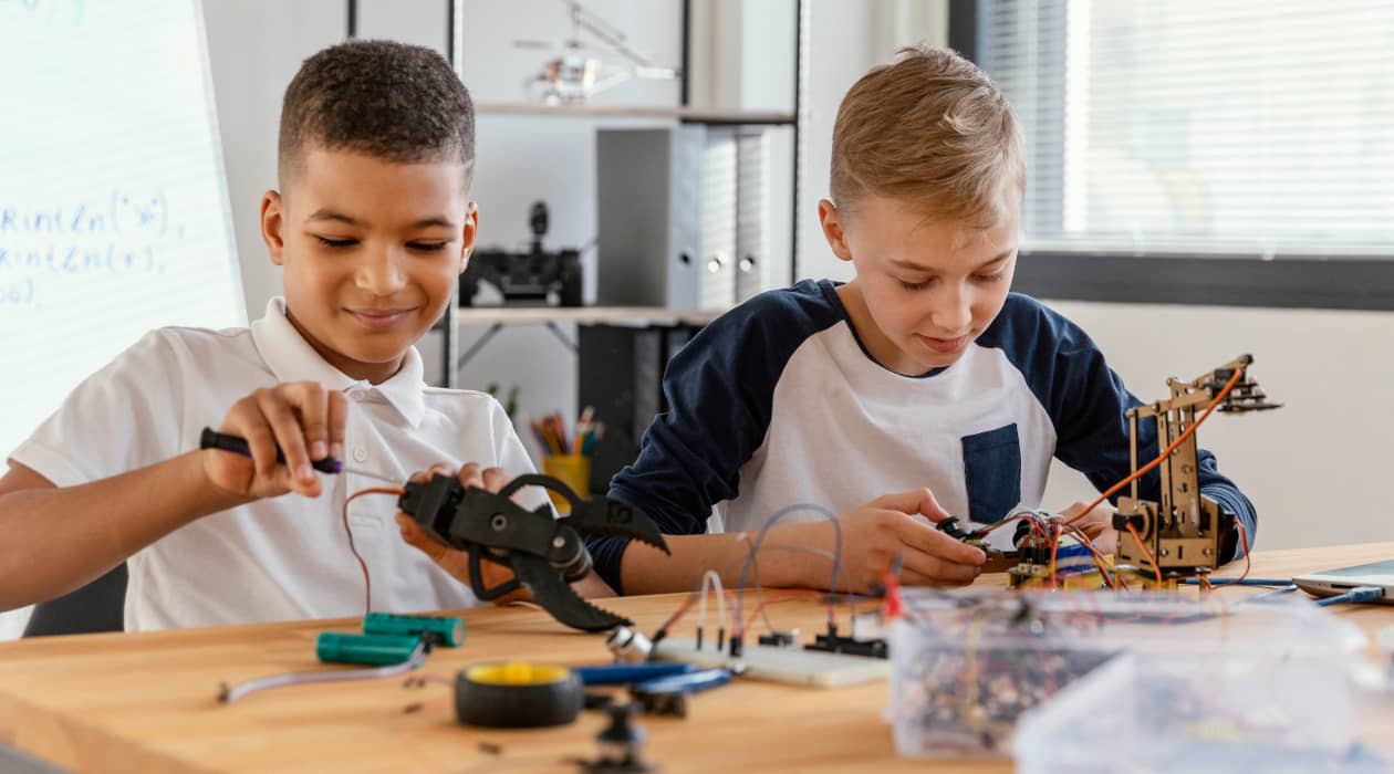 Cinco jóvenes de Estepona podrán formarse en robótica, programación, diseño e impresión 3D - robotica educativa Robótica