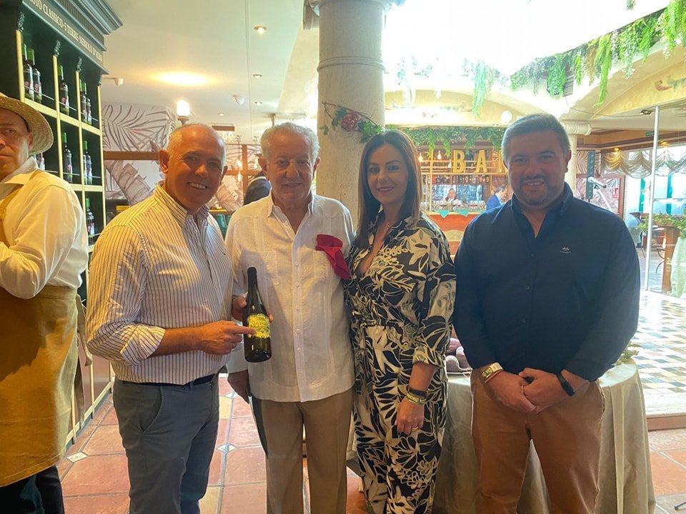El famoso Da Bruno elige Manilva para producir sus vinos - 310214515 457841969713083 855354829916868414 n El alcalde de Manilva, Mario Jiménez, y el concejal de Fiestas, Daniel Muñoz, junto a los propietarios de Da Bruno.