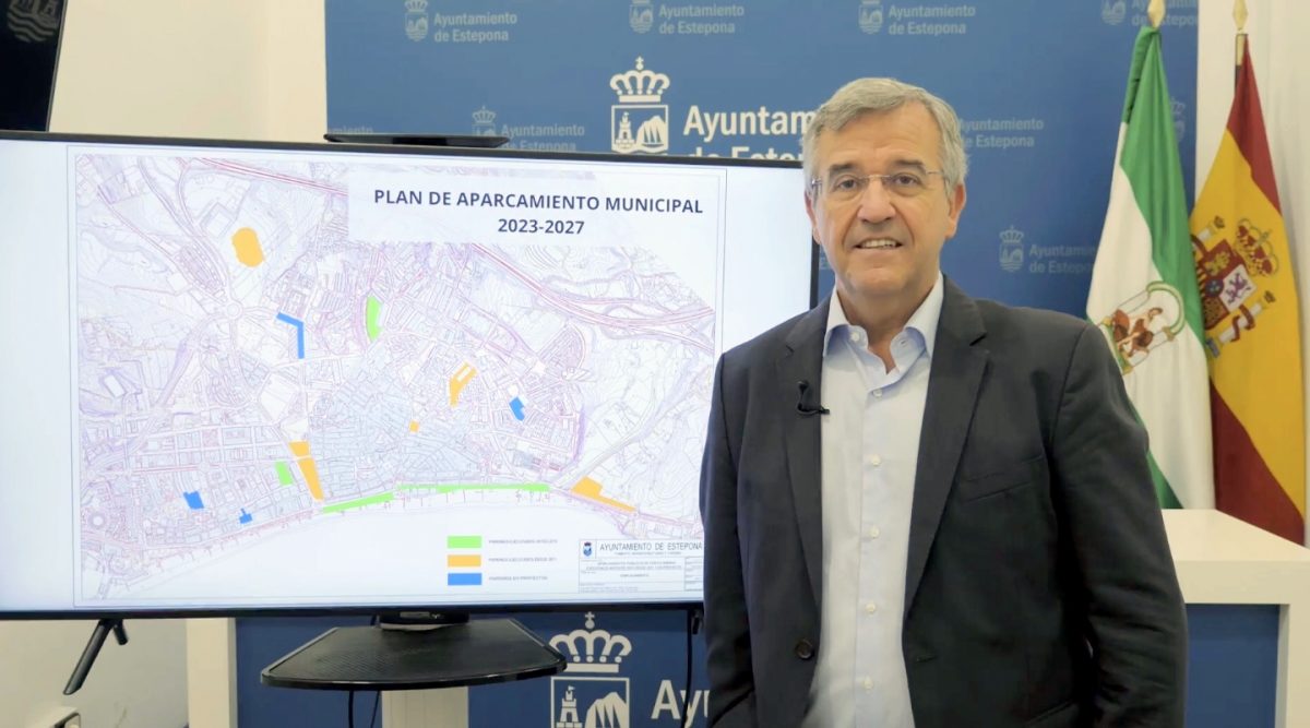 Estos son los aparcamientos subterráneos de coste a 1 euro que se están proyectando en Estepona - Foto plan aparcamientos OK El alcalde junto al mala del Plan de Aparcamientos en Estepona.