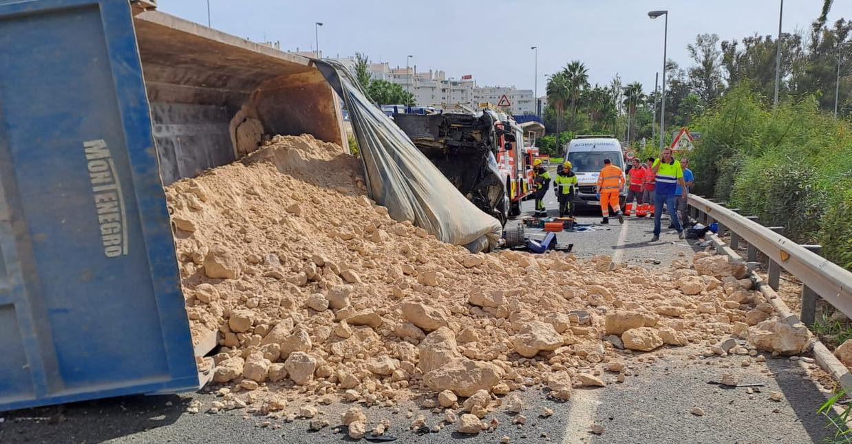 Un camión con material árido vuelca en la autovía A-7 a la altura de Fuengirola - Fuengirola 1 Un camión con material árido vuelca en la autovía A-7 a la altura de Fuengirola - Fuengirola 1