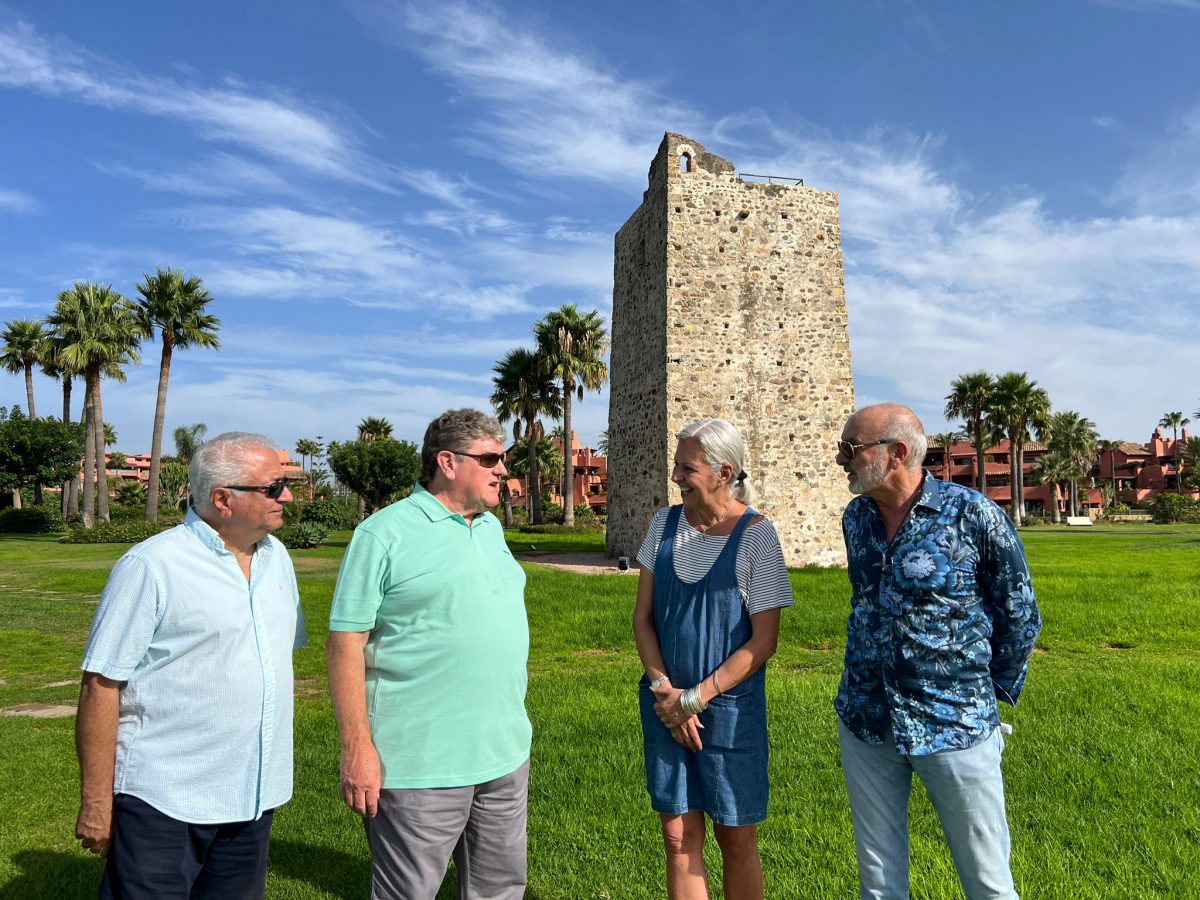 Vecinos de Guadalmansa exigen la intervención municipal ante los impagos de una comunidad - WhatsApp Image 2022 10 25 at 7.31.05 PM Vecinos en el parque de Guadalmansa, cuyo mantenimiento pagan ellos. / D.MACÍAS