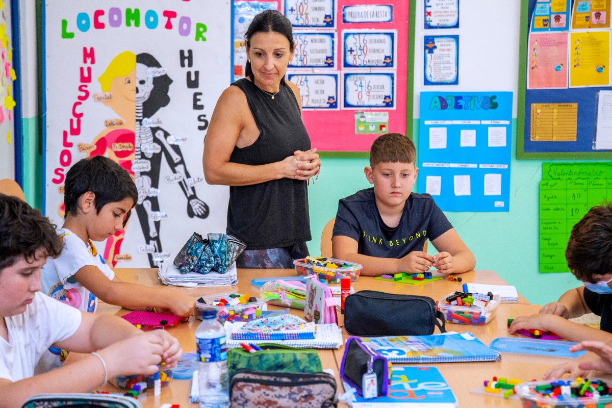 Las familias andaluzas ya pueden solicitar el cheque escolar de 100 euros hasta el próximo 9 de noviembre - cheque escolar Niños dando clase.