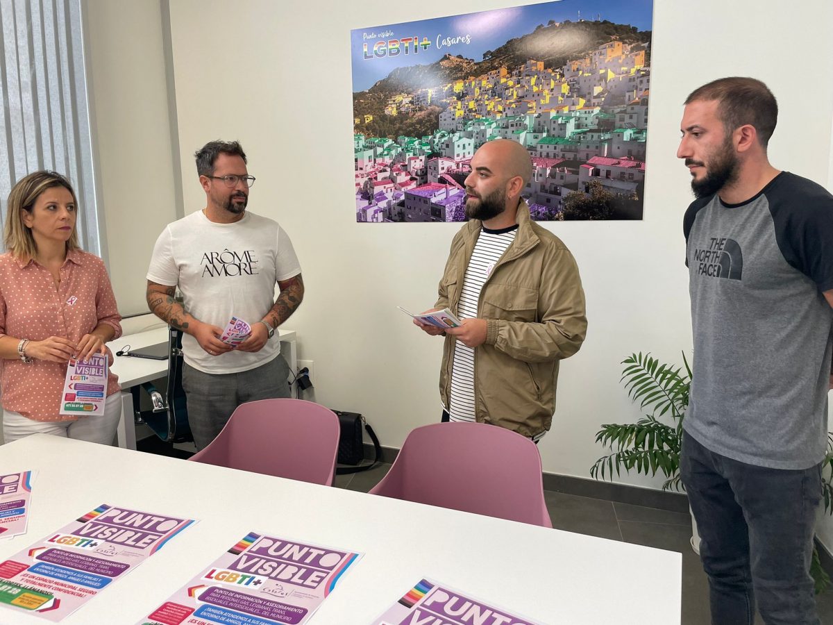Casares presenta el primer Punto Visible LGTBI+ de la Costa del Sol - presentacion punto visible casares 2 Casares presenta el primer Punto Visible LGTBI+ de la Costa del Sol - presentacion punto visible casares 2