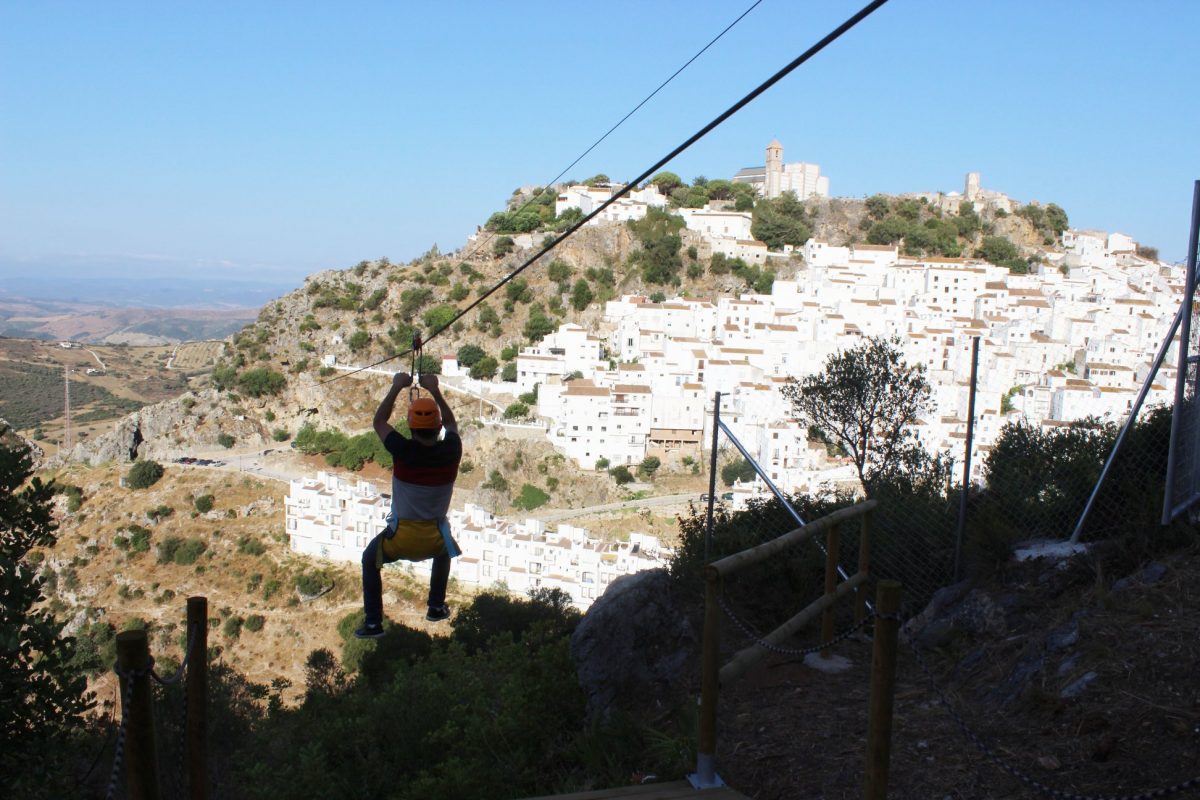 Tirolina, vía ferrata y refugio de Sierra Crestellina: Ya puedes reservarlos en Casares - tirolina Tirolina de Casares.