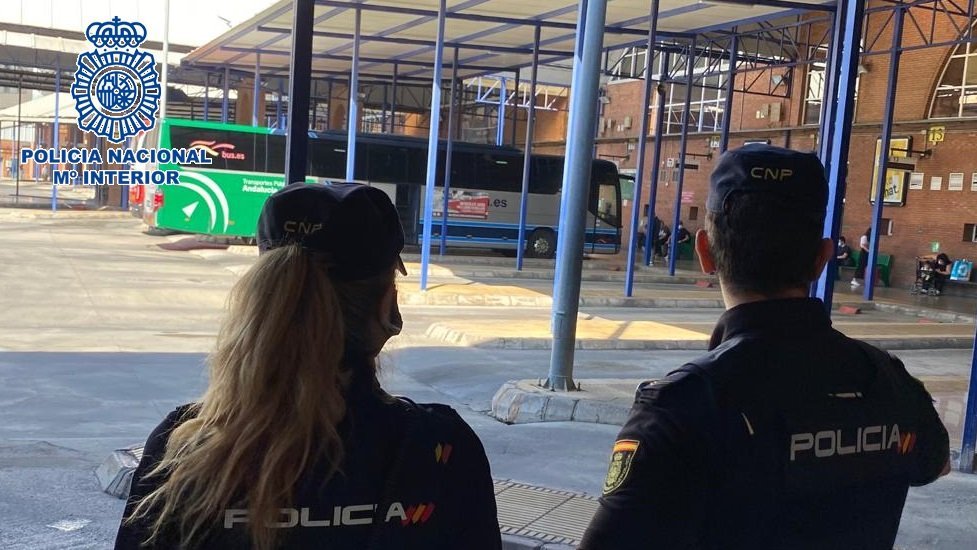 Detenido en un autobús por insultar y amenazar a un joven durante todo el trayecto - 20221107 Foto Estacion autobuses Policía Nacional en Estación de Málaga.