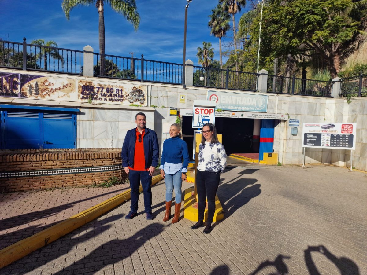 Piden al Ayuntamiento de Marbella que rescate el aparcamiento explotado por el ex comisario Villarejo - 24 NOV 2022 IU NP Parking Villarejo 1 IU en el parking.