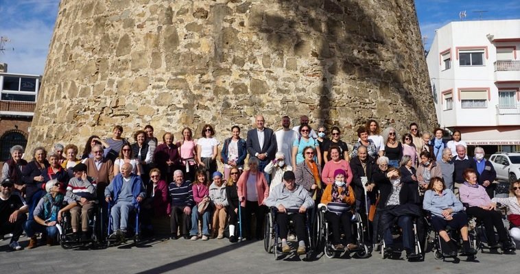 Usuarios, familiares y voluntarios de AFA Mijas disfrutan de una mañana soleada en la senda litoral de La Cala - AFA MIJAS Usuarios, familiares y voluntarios de AFA Mijas disfrutan de una mañana soleada en la senda litoral de La Cala - AFA MIJAS
