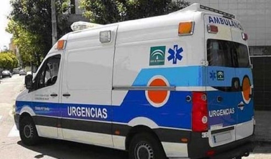 Herido grave un trabajador al caer desde siete metros en un almacén de Marbella - Ambulancia Herido grave un trabajador al caer desde siete metros en un almacén de Marbella - Ambulancia