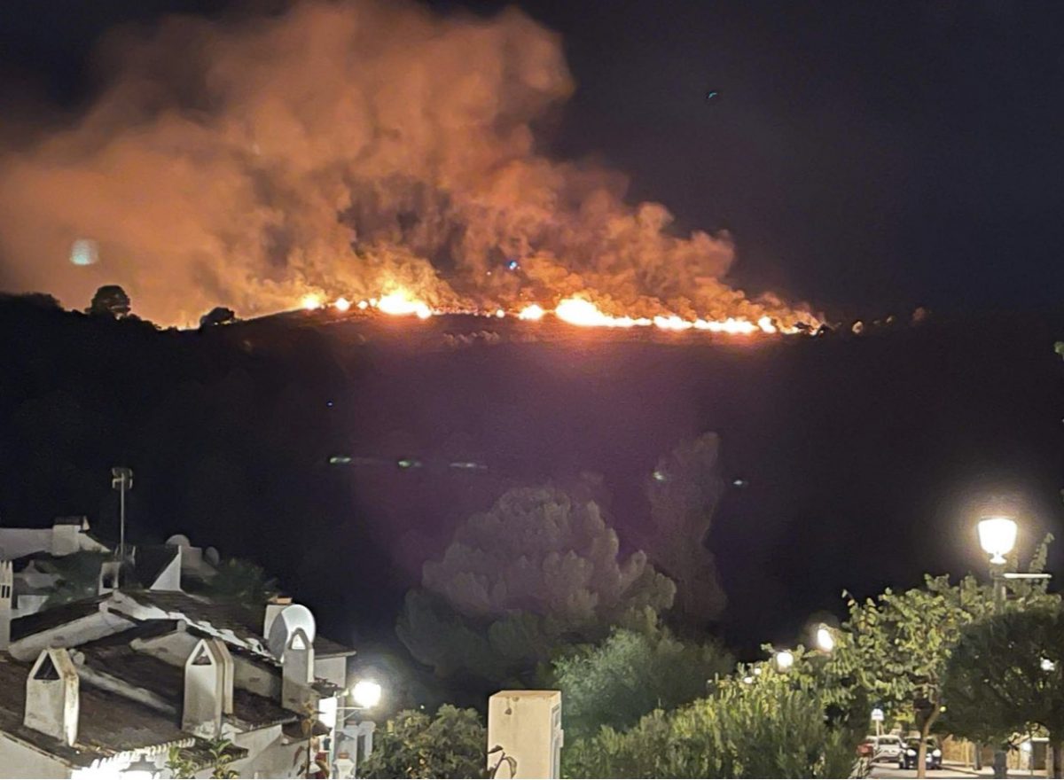 El fuego de Benahavís obliga a desplegar 32 bomberos forestales para luchar contra el incendio - FhoewlmX0AA ksz 1 Incendio en Benahavís, en la zona alta de 'La Coja'. / Infoca