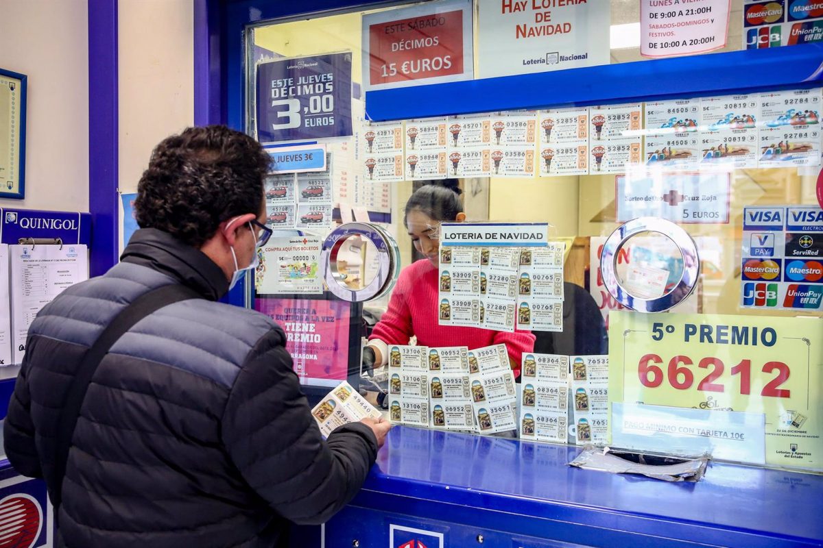 El segundo premio de la Lotería Nacional deja 300.000 euros en Mijas - Loteria Un comprador en una administración de lotería, archivo
