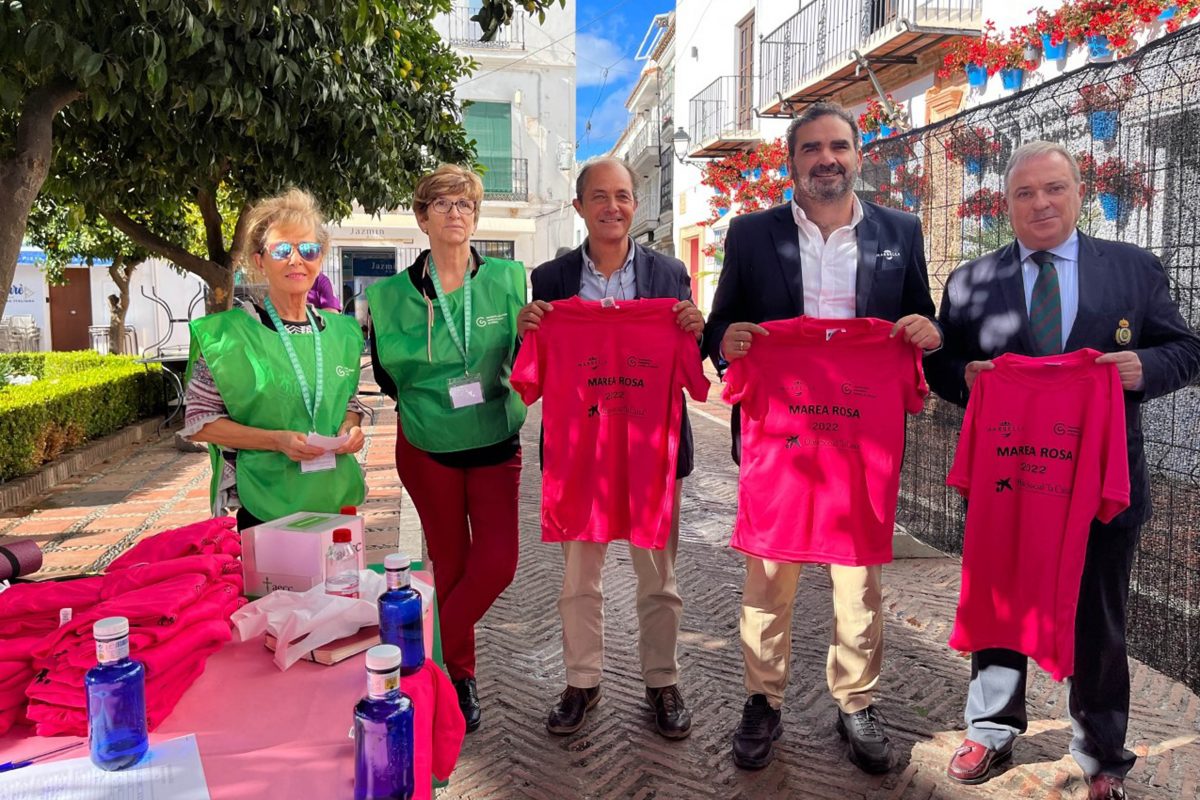 La carrera solidaria 'Marea Rosa' de Marbella ronda los 2.000 inscritos - Marea Rosa enviar Mesa informativa 'Marea Rosa' en el centro de Marbella.