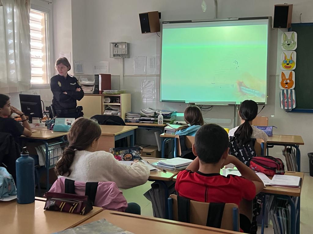 La Policía Nacional de Estepona se vuelca con los más jóvenes y les muestra los peligros de Internet - WhatsApp Image 2022 11 16 at 6.59.47 PM Charlas en el Víctor de la Serna de la mano de la Policía Nacional. / D.MACÍAS