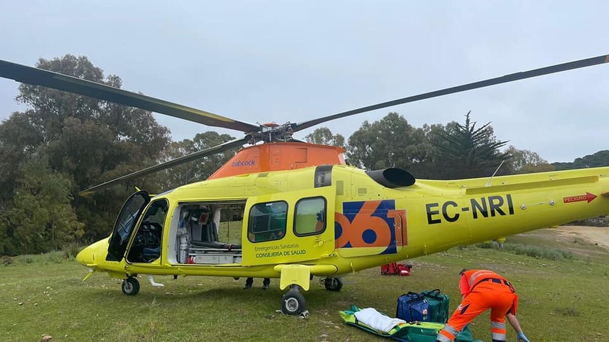 Salvan la vida a un niño de 5 años que se ahogaba en la piscina municipal de Benahavís - paciente presentaba politraumatismos principio Helicóptero del 112 Emergencias