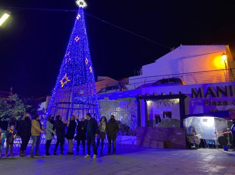 Manilva se viste de Navidad: el 5 de diciembre arranca la temporada con luces, letras y gastronomía local - 130220068 3857125167632587 536286714628173692 n 900x673 1 Luces de Navidad en la plaza de la Vendimia,Manilva. Archivo