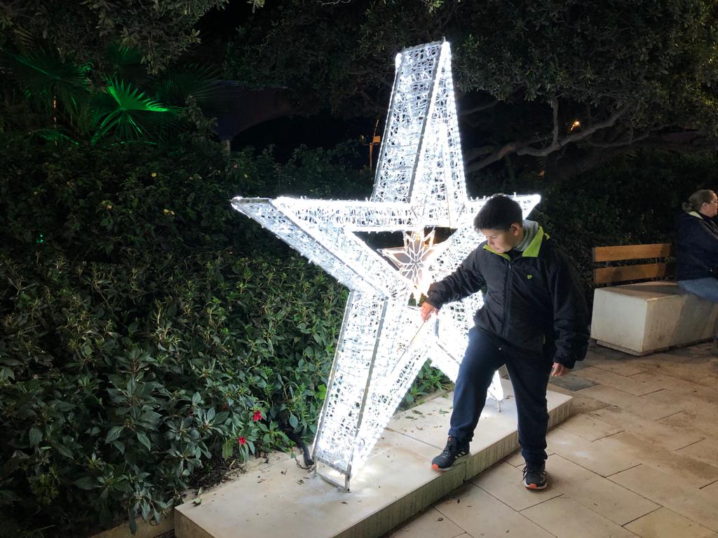 Los esteponeros disfrutan de un esperado alumbrado de Navidad - 19a2d8ee 8282 4795 af6a 9979651ed4fa Los esteponeros disfrutan de un esperado alumbrado de Navidad - 19a2d8ee 8282 4795 af6a 9979651ed4fa