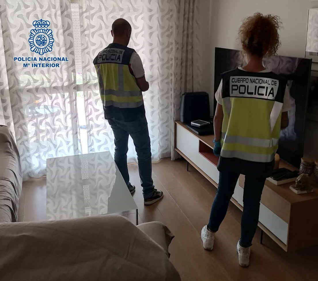 Detenido un hombre de 70 años por corrupción de menores en Málaga - 20221214 foto GRUME 2 Registro en la vivienda por parte de la Policía Nacional.
