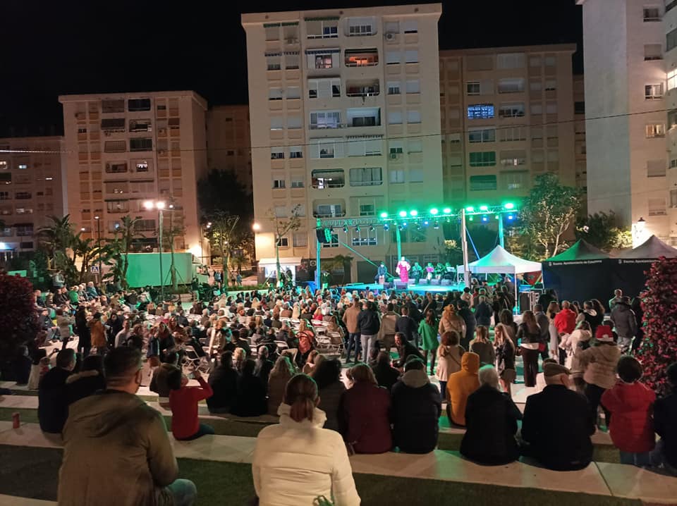 Estepona se llena para disfrutar de la zambomba flamenca de Carmela de Jerez - 318232197 450905520566998 1646042772619704604 n Plaza del Ajedrez durante la celebración de un evento navideño. Archivo