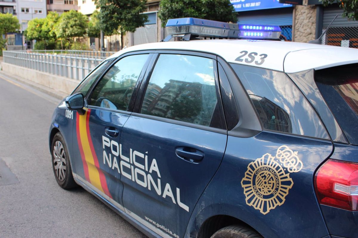 Cinco detenidos por amenazar con una pistola a un conocido y dañar su coche con defensas extensibles - Coche Policia Cinco detenidos por amenazar con una pistola a un conocido y dañar su coche con defensas extensibles - Coche Policia