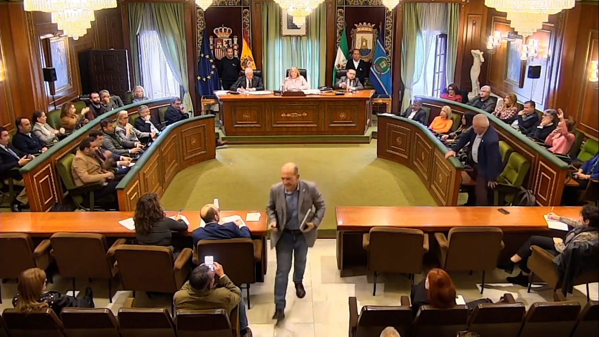 Opción Sampedreña abandona el pleno tras una disputa entre el PP y el PSOE - FOTOGRAFIA ABANDONO PLENO Momento del abandono de Manuel Osorio, de Opción Sampedreña.