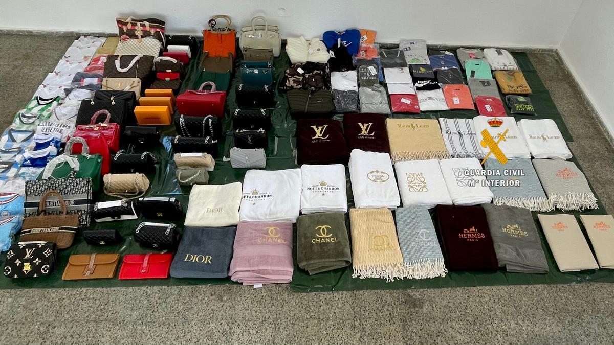 Incautan 3.000 artículos de lujo falsificados a la venta en mercadillos de Marbella y Estepona - Guardia Civil incautacion Incautan 3.000 artículos de lujo falsificados a la venta en mercadillos de Marbella y Estepona - Guardia Civil incautacion