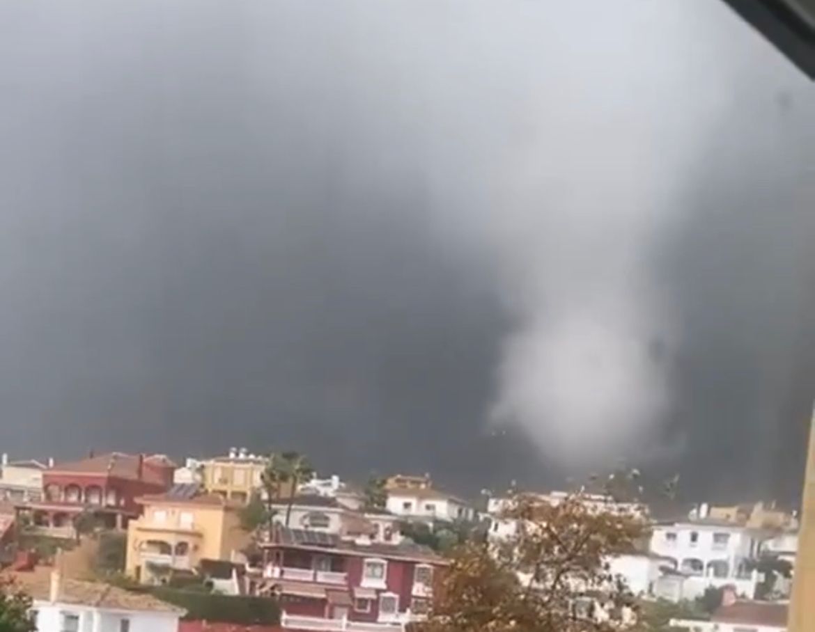 Un tornado se deja ver en Marbella causando daños en algunas de sus calles - WhatsApp Image 2022 12 05 at 18.31.08 Tornado en Marbella. Imágenes del vídeo cedido por MSQ.