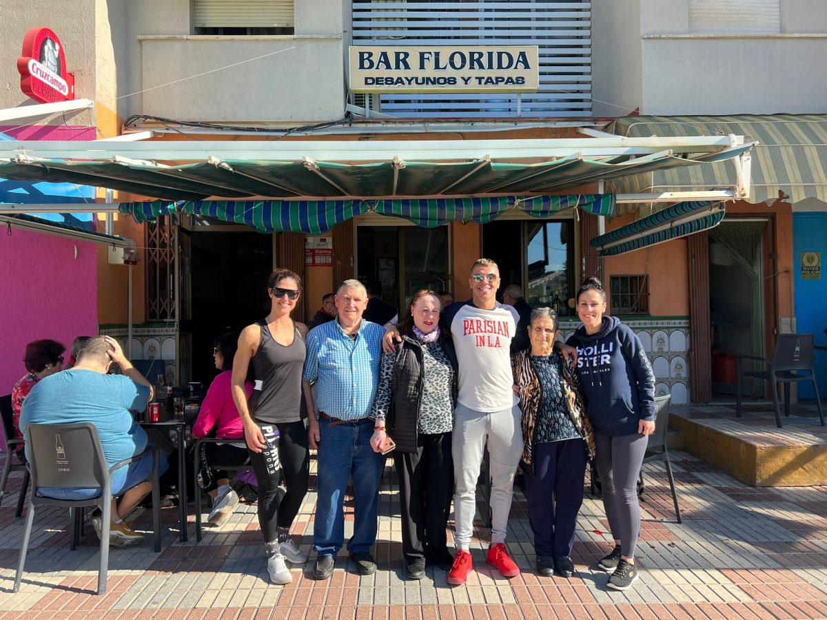 José y María dicen adiós desde el Bar Florida tras 33 años de buena comida: "Ha sido nuestra vida entera" - WhatsApp Image 2022 12 22 at 17.34.36 José y María junto a su familia en el Bar Florida su último día como propietarios. / D.MACÍAS