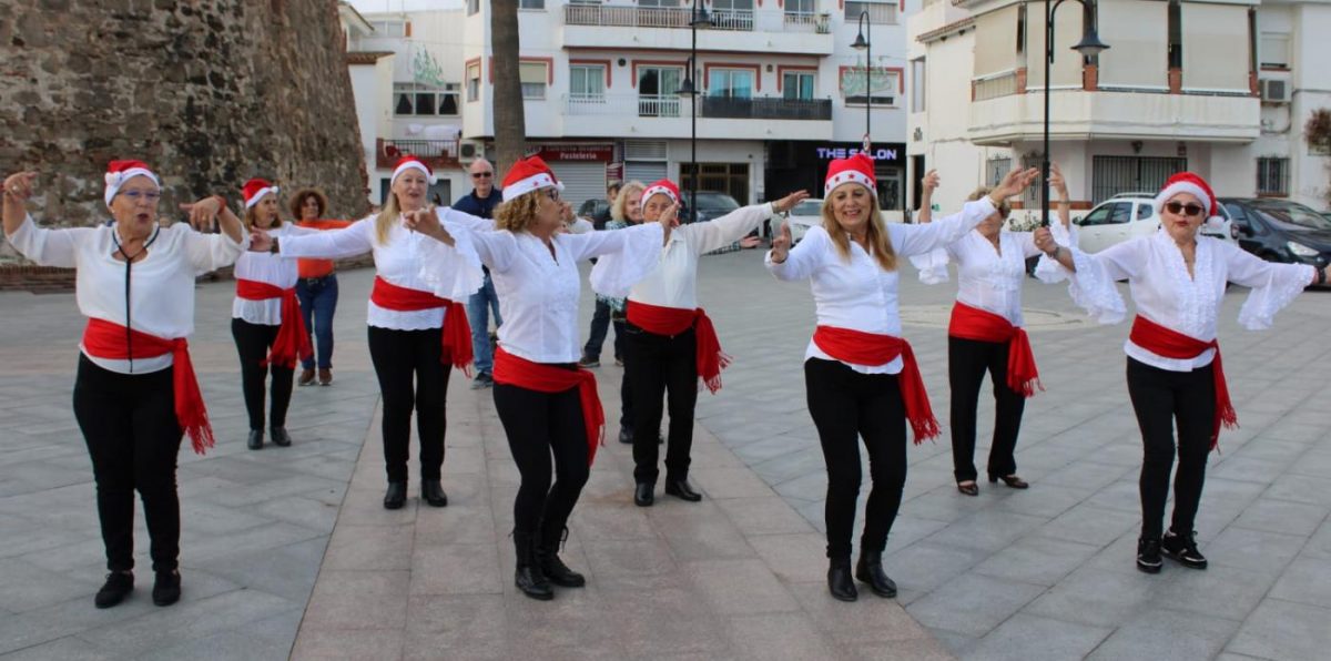 La Asociación de Mayores de La Cala baila en las calles - articulos 24466 Baile de los mayores de la asociación en La Cala.