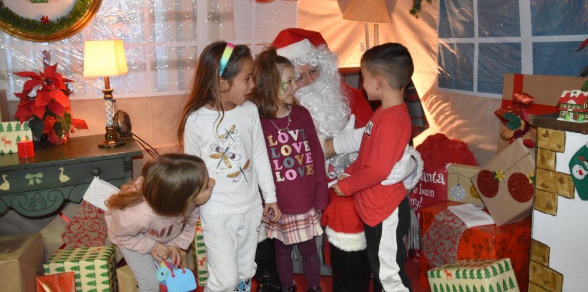 Doña Ermita de Las Lagunas se transforma en el poblado de Papá Noel - articulos 24497 Los pequeños disfrutan de su visita a Papá Noel en Mijas.