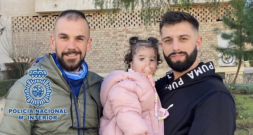 Una bebé es reanimada en parada cardiorrespiratoria por un policía nacional en Antequera - 20230110 foto servicio humanitaria 1 El agente junto al padre con la niña.