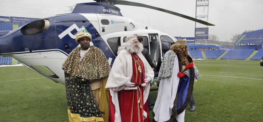 Los Reyes Magos llegarán en helicóptero a Estepona, Manilva, Benahavís y Mijas - 5RGDZYA2ANOGHDMDL7SPORLAB4 Reyes Magos llegan en helicóptero. Archivo