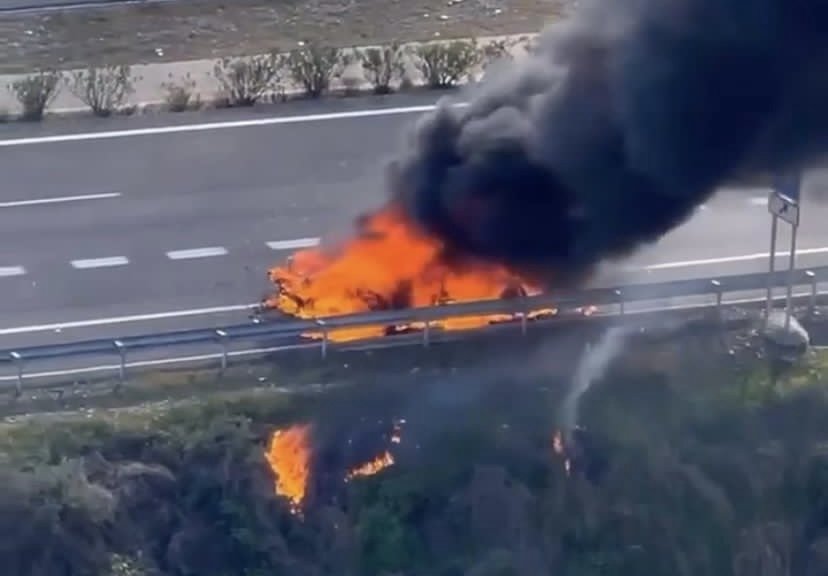 Sale ardiendo un coche en mitad de la autopista en Calahonda - 7F0AD81D 41D5 434C BA7E 6B3638C7E900 Sale ardiendo un coche en mitad de la autopista en Calahonda - 7F0AD81D 41D5 434C BA7E 6B3638C7E900