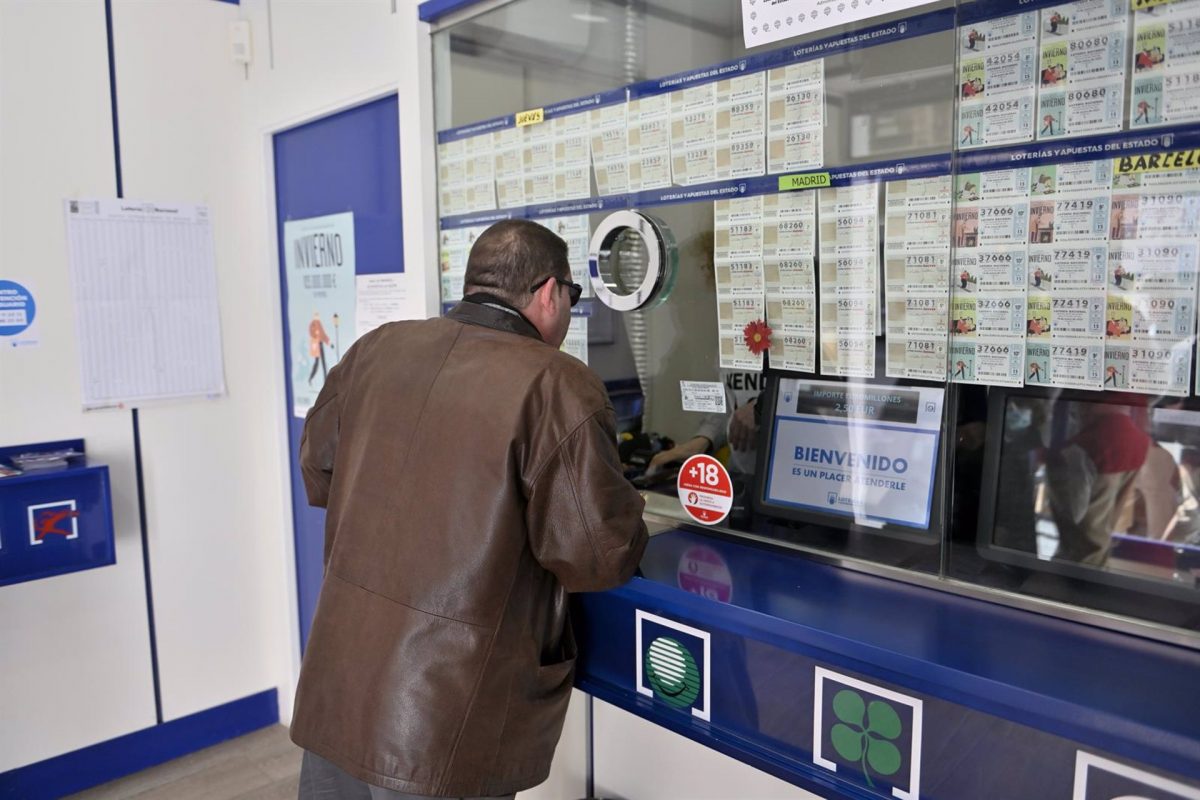 Cae íntegro en Málaga el primer premio de la Lotería Nacional, con premios de 600.000 euros al 29.027 - Administracion Loteria Imagen de archivo de una administración de Loterías