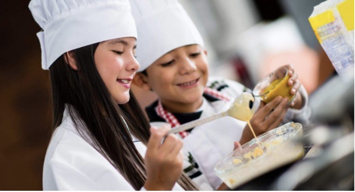 'Kids Chef' se celebrará finalmente el sábado 14 de enero - Captura de Pantalla 2023 01 03 a las 14.38.05 Una imagen de niños pequeños en la cocina. Archivo